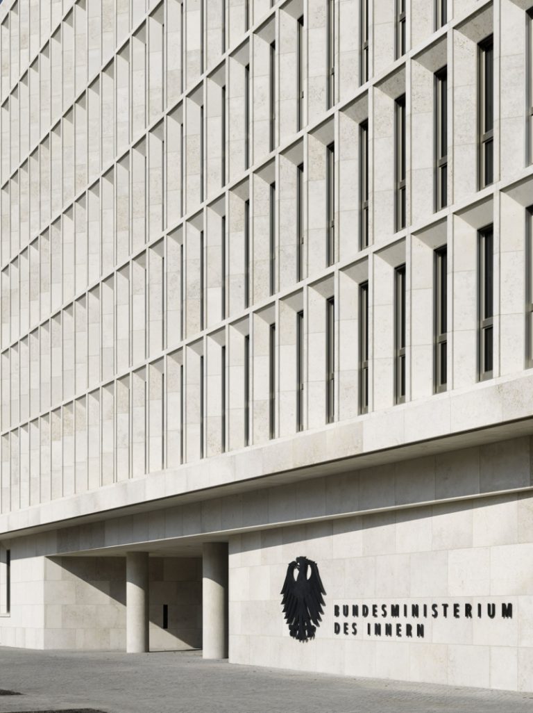 Bundesministerium des Innern Vollendete Bauten mit Naturstein von